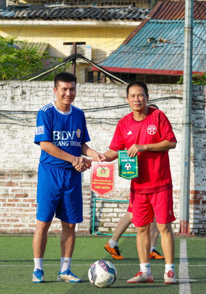Thượng tá Trần Thanh Hải Phó tổng giám đốc công ty tháng 8 cũng tham gia trận đấu và trao cờ lưu niệm cho đội bạn.