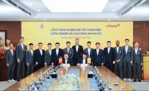 Ông Vũ Quốc Khánh, Tổng Giám đốc LPBank (phải) và Đại tá Trần Văn Hùng, Phó Chủ tịch CLB CAHN (trái) ký kết thỏa thuận hợp tác toàn diện