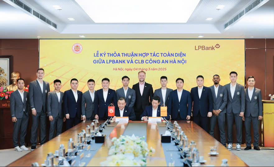 Ông Vũ Quốc Khánh, Tổng Giám đốc LPBank (phải) và Đại tá Trần Văn Hùng, Phó Chủ tịch CLB CAHN (trái) ký kết thỏa thuận hợp tác toàn diện