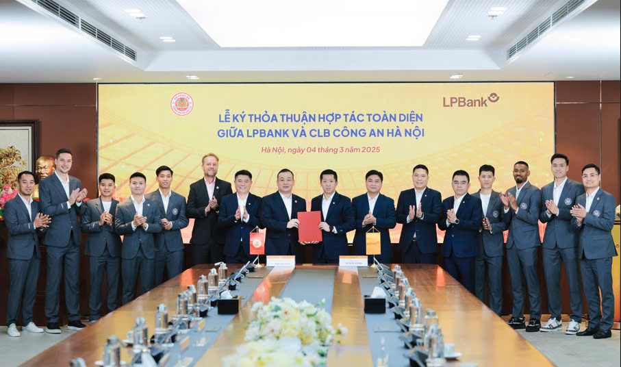 Lãnh đạo LPBank và CLB CAHN cùng các cầu thủ chụp ảnh lưu niệm tại sự kiện