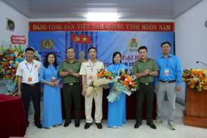 Thượng tá Lương Đức Hải, Trưởng Ban Công đoàn Công an thành phố; Đại tá Trần Văn Hùng, Chủ tịch HĐQT, kiêm Tổng Giám đốc công ty Tháng 8 - Công an thành phố Hà Nội chúc mừng Đại hội Công đoàn cơ sở Công ty Tháng 8 nhiệm kỳ 2025-2030